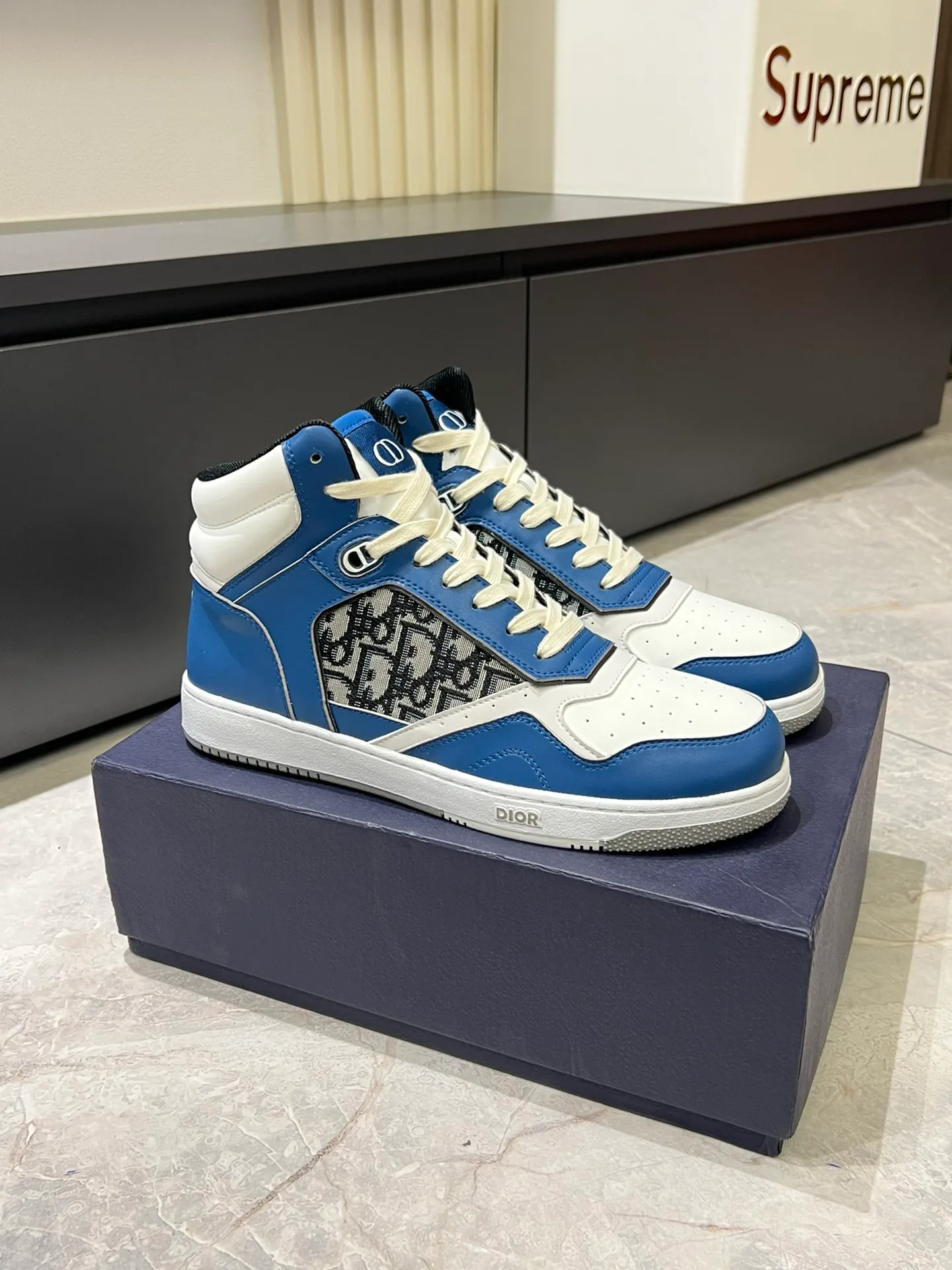 Men's shoes 💰p460 "Dio*" mid-top B27 casual sneakers. This B27 high-top sneaker is a new product in the series and continues Di*r's classic style. Crafted from gray and white smooth calf leather with beige and black Oblique print panels on the sides. The "CD Icon" shaped shoelace eyelets are clever and delicate, and the two-color rubber sole, rear collar and heel are all equipped with the brand's iconic details to enhance the style. Oblique printed straps at the ankle allow for an adjustable fit to complement the overall design. Fashionable and versatile, it can complement any look. Create an exquisite design with unique dynamic vitality and modern atmosphere, presented in low-top and high-top styles. This new must-have shoe adds a new dimension to Dior's archive heritage, embodying modern elegance. Purchase the original version and make it 1:1. If you need top quality, please come to me! Male 38-44!
